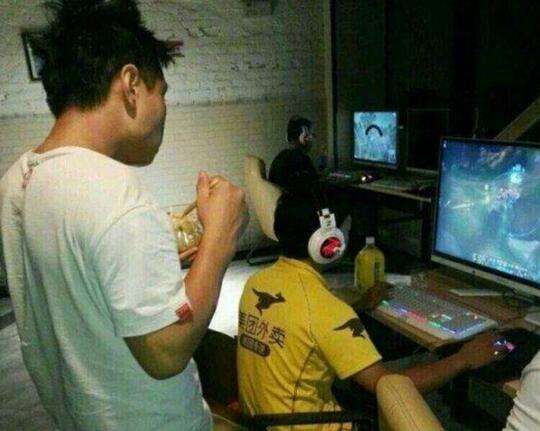 万能的外卖小哥又火了!送餐后代打LOL