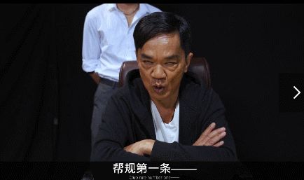 镜头下的黄光亮,再次扮演起了《监狱风云》爱逞强的监狱老大"傻标"