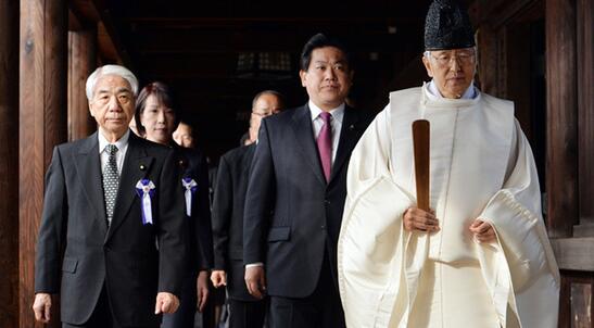 在日本东京,一名祭司带领多名国会议员参拜靖国神社(2013年10月18日