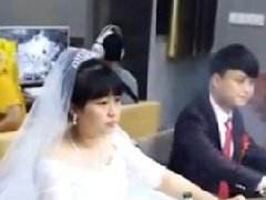 天生一对 新婚夫妇不脱婚纱直奔网吧LOL