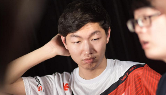 LOL理智追星 狂热粉丝酒店尾随选手引公愤