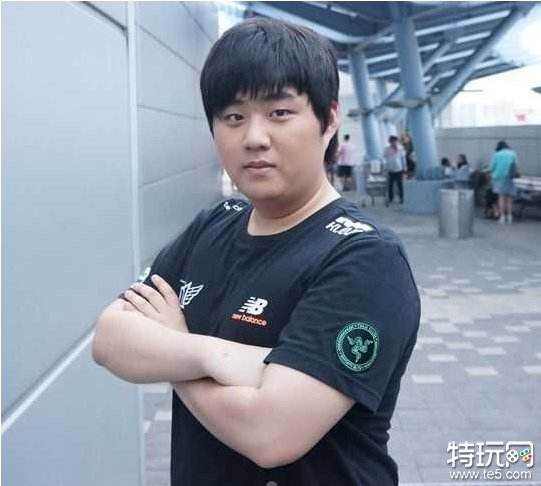 LOL明星童年照:笑笑自称当年爷也帅过