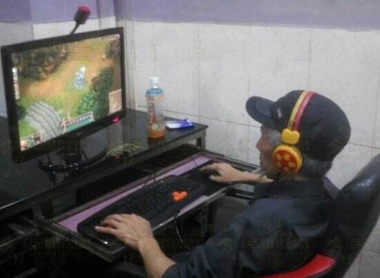 六旬大爷也是撸友 称玩LOL可防老年痴呆
