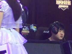 LPL赛场女团表演 UZI专注比赛不为所动