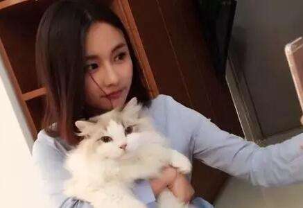 惨遭白银丝血反杀 Miss一怒之下直播抠脚！