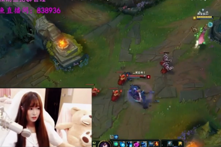 lol女神直播：熙宝宝中单狐狸 战场中来回穿梭