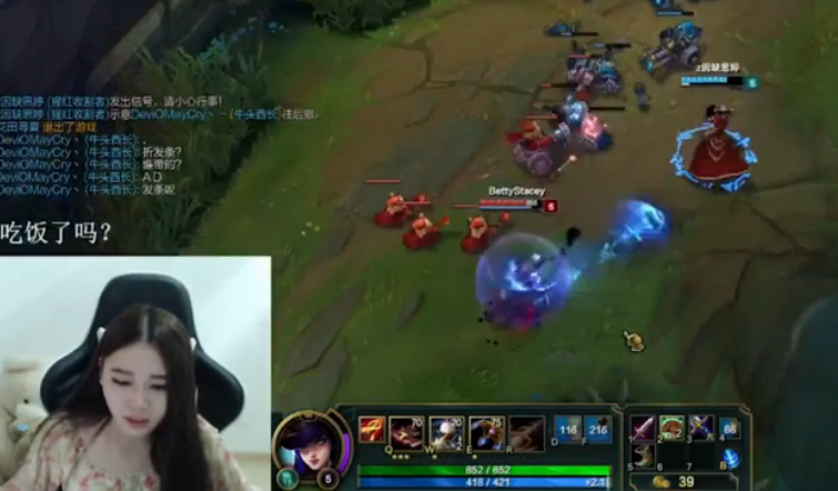 lol女神直播：酥酥女警大杀四方 我的AD很稳