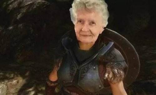81岁老奶奶沉迷游戏20年：成网红游戏主播