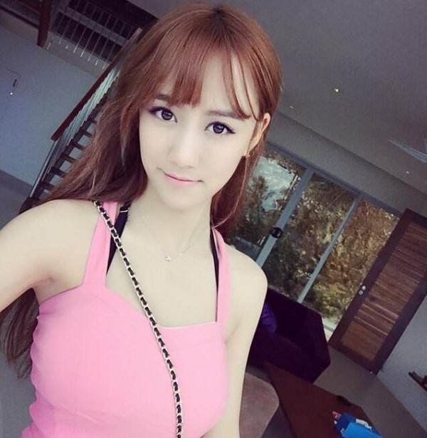 这波flag立得好南波儿直播短裙倒立