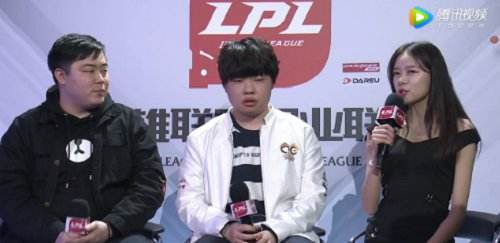 lpl女主持肩带滑落露点视频 LPL女解说衣服滑落