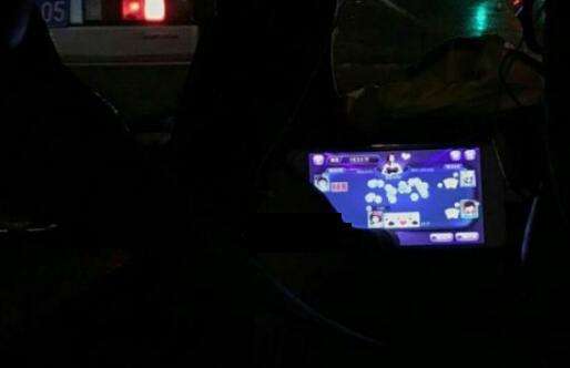 司机边开车边玩手机游戏 吓坏了女乘客