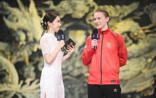 余霜晒图和FNC欧成配一脸 我们支持这门婚事