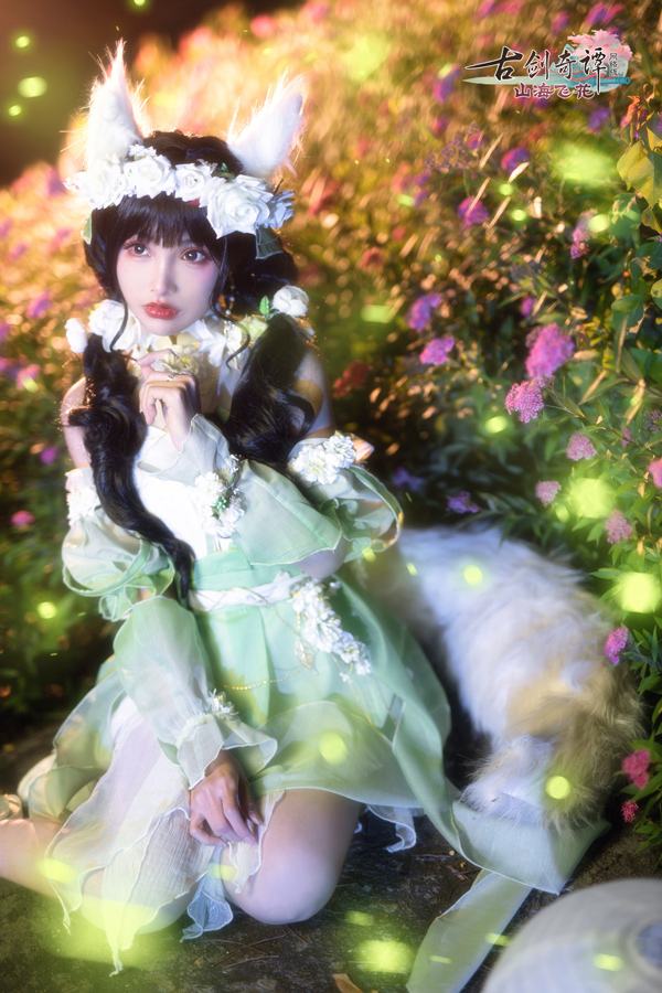 少女体型的"浅风香雪",细致剪裁,完美地展现了少女的那份天真和烂漫.