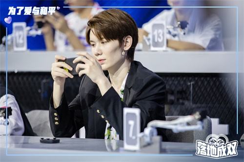 和平精英男女双排电竞真人秀《落地成双》即将开播 32位男女选手开启甜蜜双排!