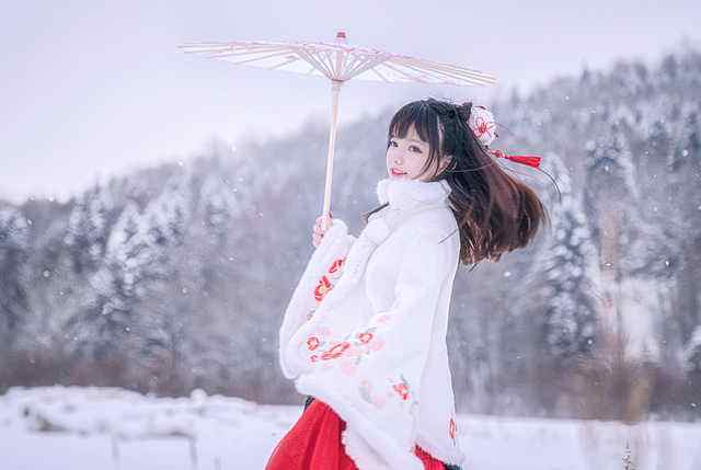 女玩家自制游戏外观庆祝大雪，美背吸睛