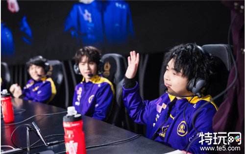 AG更换主教练Fly锁了RW kpl最新转会消息让人应接不暇