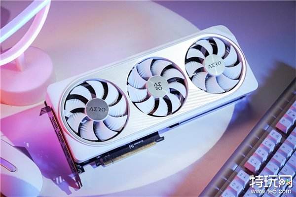 AORUS全明星计划 | 孟博龙×AORUS跨界合作定制纯白AORUS全家桶主机