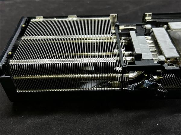 炫酷来袭，耕升 GeForce RTX 5070 Ti 炫光·超 OC带来超高性能