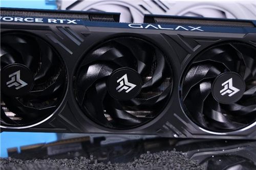 黑科技小钢炮！影驰RTX 5070金属大师OC实测