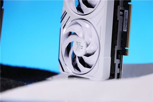 黑科技小钢炮！影驰RTX 5070金属大师OC实测