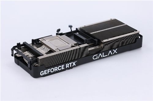 黑科技小钢炮！影驰RTX 5070金属大师OC实测