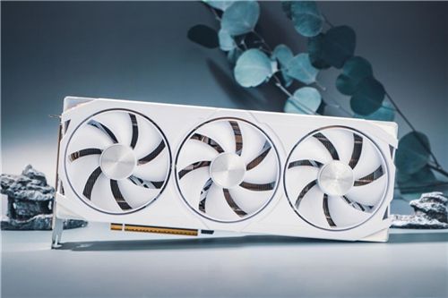 开启DLSS 4 步入4K游戏新门槛，耕升 GeForce RTX 5070 踏雪 OC 灵动来袭！